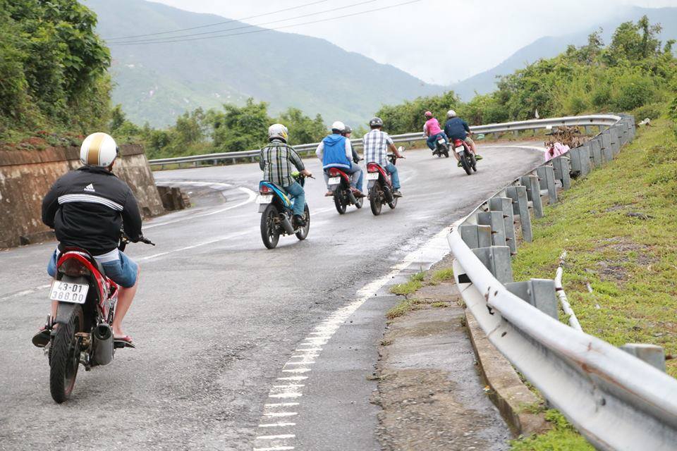 Vào cua đúng cách là một kỹ thuật điều khiển xe máy khi đi đường đồi núi quan trọng, giúp hạn chế những tình huống nguy hiểm