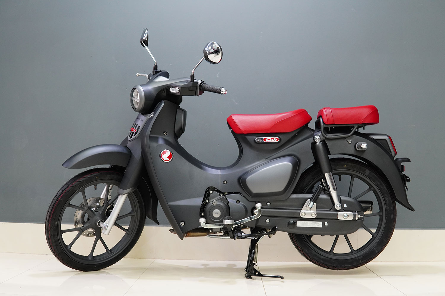 Honda Super Cub C125 là lựa chọn tuyệt vời cho ai tìm kiếm một chiếc xe máy tiết kiệm xăng nhất, bền bỉ và dễ sử dụng